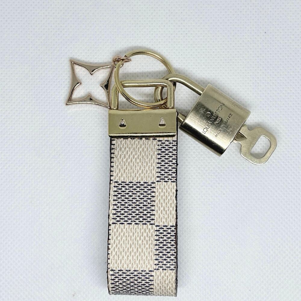 Louis Vuitton Lock & Key #304 w/a Damier Canvas Loop & Gold Star Charm Key Ring - Picture 2 of 9